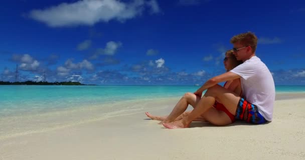 Casal Romântico Praia Tropical — Vídeo de Stock