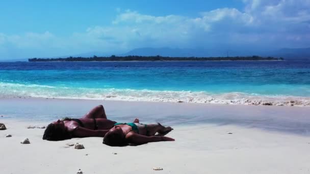 Två Flickor Som Har Trevligt Och Sola Sandstranden — Stockvideo