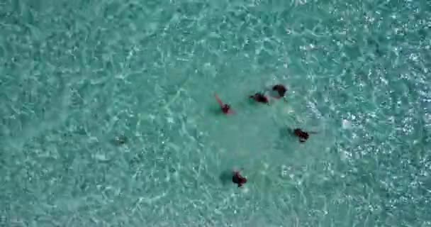 Video Von Oben Über Die Oberfläche Des Türkisfarbenen Wassers Strandnähe — Stockvideo