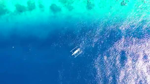 Levendige Zee Met Kleine Aangemeerde Boot Tropische Natuur Scene Van — Stockvideo