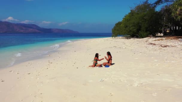 熱帯のビーチでゲームをしている美しい若い女性は — ストック動画