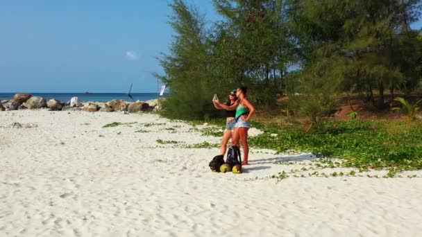 Twee Jonge Vriendinnen Die Aan Zandige Zeekust Staan Met Bagage — Stockvideo