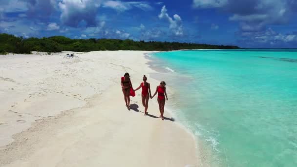 Tres Jóvenes Amigas Caminando Por Orilla Del Mar Maldivas — Vídeo de stock