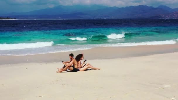 Vídeo Casal Uma Praia Areia Mulher Homem Sentado Costas Para — Vídeo de Stock