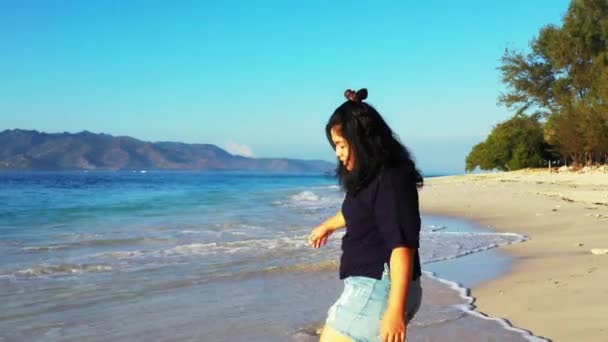 Glückliche Unbeschwerte Frau Genießt Schönen Sonnenuntergang Strand Von Thailand — Stockvideo