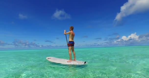 Homem Bonito Relaxando Paddleboard — Vídeo de Stock