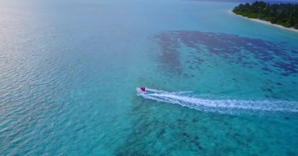 Drone Vista Turista Relaxante Condução Scooter Água Cena Verão Nas — Vídeo de Stock