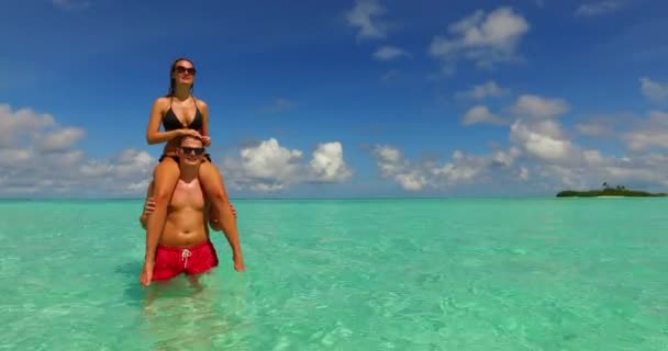 Una Pareja Enamorados Relajándose Juntos Playa Tropical Vacaciones Verano Viajes — Vídeo de stock