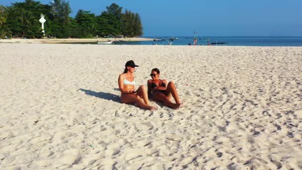 Chicas Bonitas Descansando Playa Arena — Vídeos de Stock