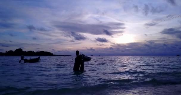 Jeune Couple Vacances Été Plage Tropicale Coucher Soleil Cuba — Video