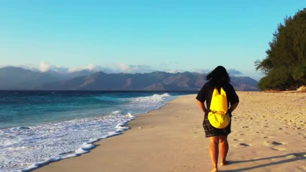 Frau Mit Rucksack Spaziert Strand — Stockvideo