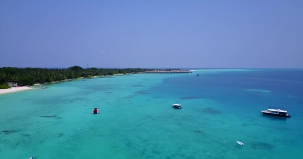 ドックにターコイズブルーの海の水と美しい緑の島 インドネシアのジャワの自然シーン — ストック動画