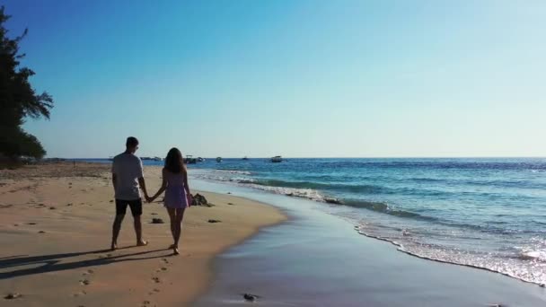 Images Concept Loisirs Été Jeune Couple Amusant Marchant Sur Une — Video