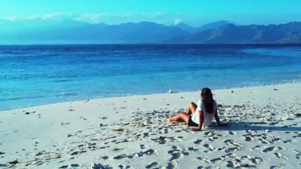 Mädchen Sitzt Sandstrand Und Entspannt — Stockvideo
