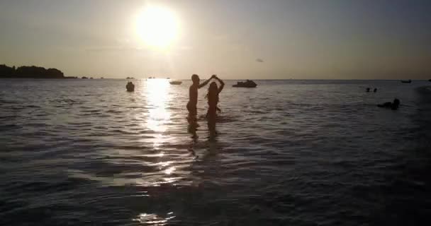 Pasangan Manis Bersantai Pantai Saat Matahari Terbenam Republik Dominika — Stok Video