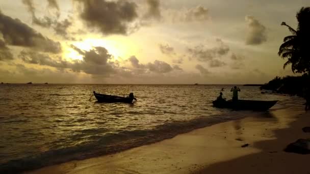 海岸でドッキングボートと黄色の夕日 インドネシア バリのエキゾチックな自然シーン — ストック動画