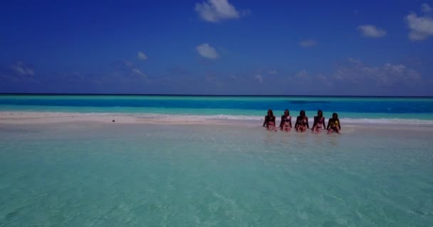 Вид Дрона Девушек Бикини Отдыхающих Пляже Белым Песком Мальдивах — стоковое видео