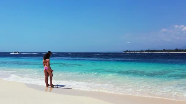 Tropical Escena Isla Con Joven Pareja Encantadora Disfrutando Vacaciones Playa — Vídeo de stock