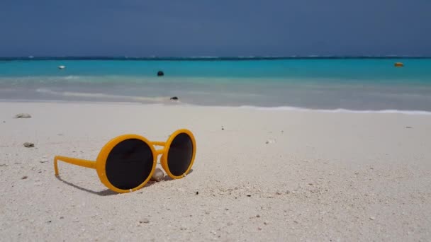 Caranguejo Pequeno Perto Óculos Amarelos Praia Viagem Verão Exótica Bali — Vídeo de Stock