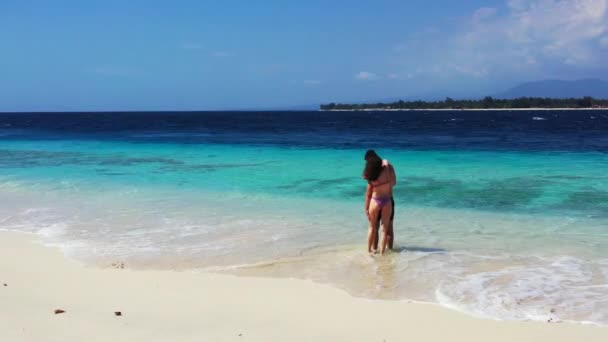 Isla Lujo Cristal Océano Video Con Pareja Enamorada Caminando Costa — Vídeo de stock