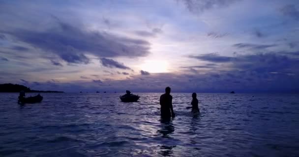 Joven Hombre Mujer Juegan Mar Con Agua Atardecer Hermosa Pareja — Vídeos de Stock