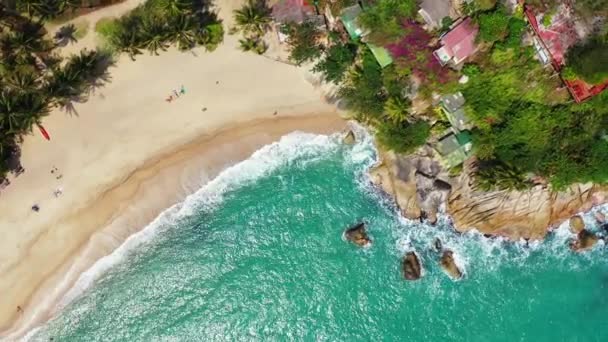 岩場の海岸のトップビュー バハマの牧歌的なシーン カリブ海 — ストック動画