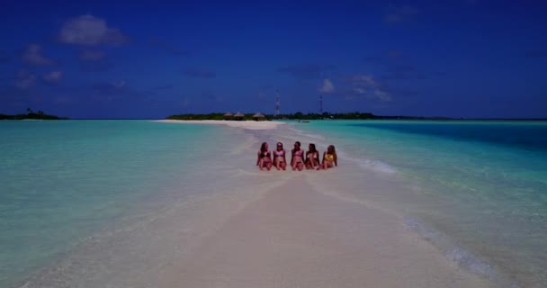 여름휴가를 보내는 여자들이 천국의 모래사장 자메이카 해변에 파노라마 — 비디오