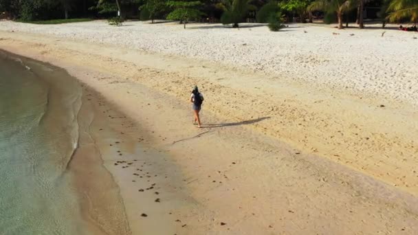 Vrouwelijke Toerist Met Rugzak Wandelen Tropisch Eiland Strand Zomervakantie Concept — Stockvideo
