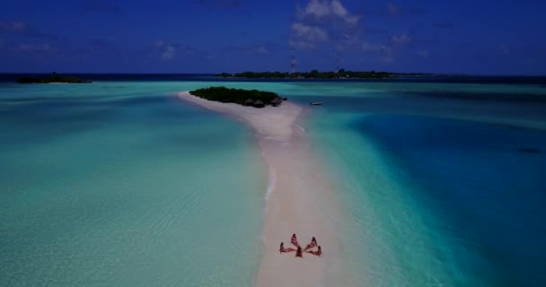 Пляжні Бікіні Жінки Відпочивають Ідеальному Білому Піску Бірюзовому Морі Тропічна — стокове відео