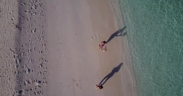 Hermosa Playa Con Agua Azul Clara Arena Dorada Pareja Relajándose — Vídeo de stock