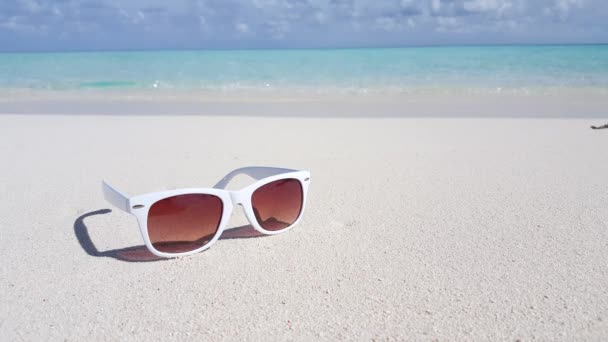 Plajda Son Moda Güneş Gözlükleri Bora Bora Nın Egzotik Doğası — Stok video
