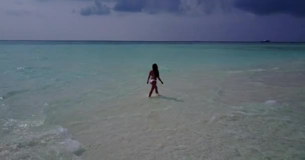 Vista Aérea Mujer Bikini Caminando Agua Las Islas Tropicales — Vídeo de stock