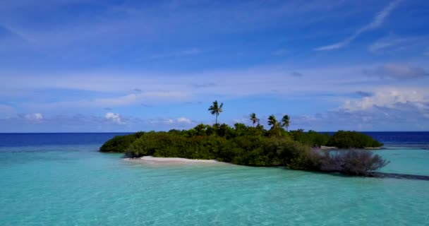 Fliegen Über Dem Pulsierenden Meer Mit Einer Kleinen Insel Natürlicher — Stockvideo