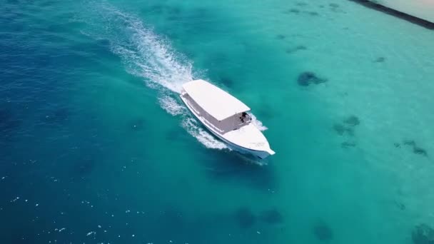 白いヨットは海の水の中を速く移動します ジャマイカ カリブ海の自然シーン — ストック動画