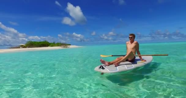 Jovem Sentado Sup Paddle Board — Vídeo de Stock