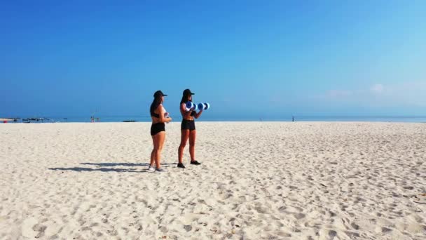 在海滩上做运动的女孩 — 图库视频影像