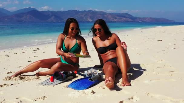 Hermosas Mujeres Jóvenes Tomando Sol Playa Tropical — Vídeos de Stock