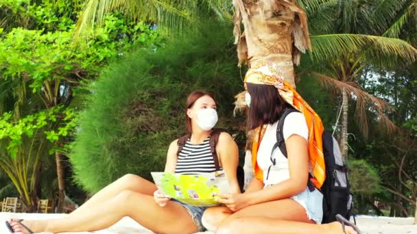 Pohled Dívky Sedící Maskách Písečné Pláži Palmy Mluví Něčem Čte — Stock video