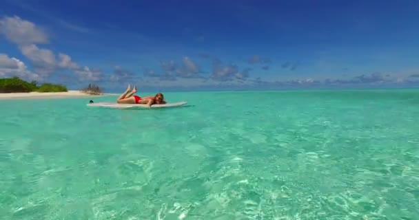 Hermosa Mujer Relajándose Paddleboard — Vídeo de stock