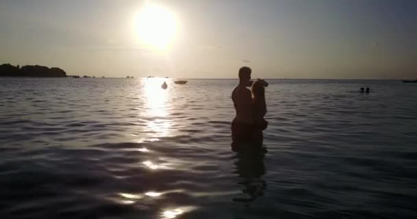 Pria Dengan Pacarnya Yang Menarik Beristirahat Laut Tropis Video Konsep — Stok Video