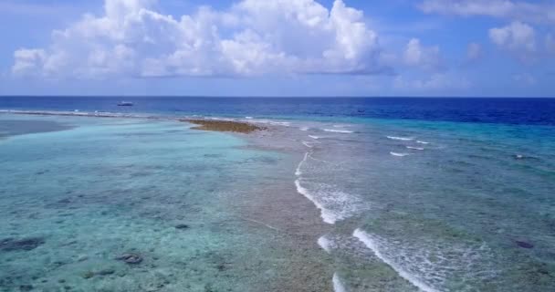 Utsikt Över Det Turkosa Havet Med Vågor Sommarens Exotiska Scen — Stockvideo