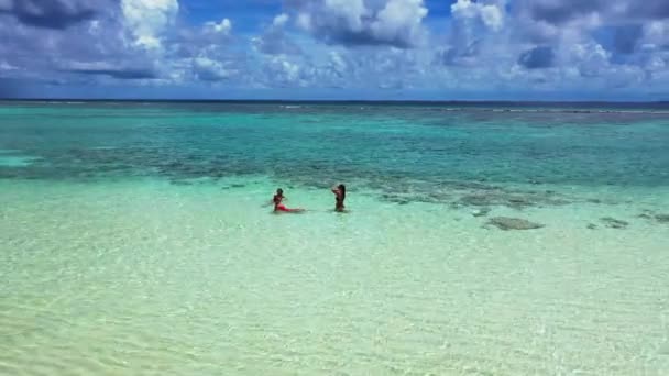 Grupo Hermosas Jóvenes Paseando Por Una Playa Cuba — Vídeo de stock