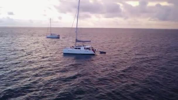 Яхты Плавают Теплом Море Тропическая Природа Таиланда Азии — стоковое видео