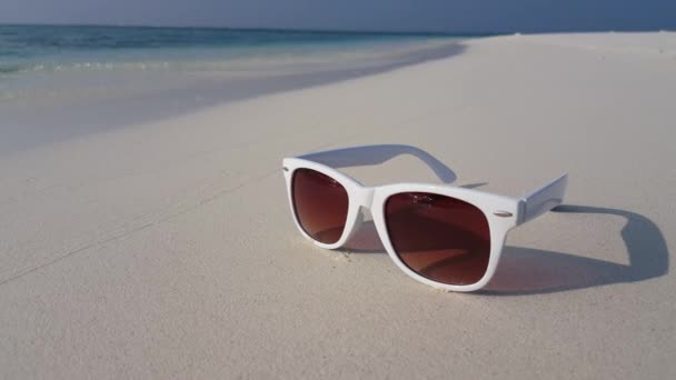 Vista Vicino Degli Occhiali Sole Sulla Spiaggia Paradiso Estivo Giamaica — Video Stock