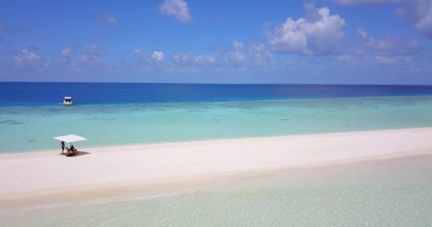 Seascape Com Pessoas Relaxando Sob Guarda Chuva Maldivas Iate Fundo — Vídeo de Stock