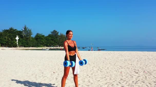 Γυναίκα Μαύρισμα Κάνει Αλτήρες Άσκηση Κοντά Στον Ωκεανό Στην Αμμώδη — Αρχείο Βίντεο