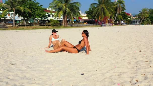 Hermosas Amigas Tomando Sol Playa Arena — Vídeos de Stock