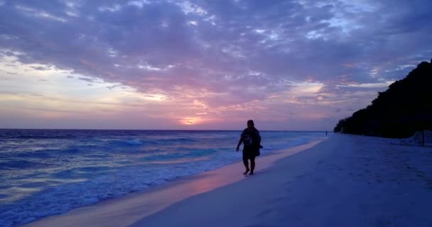 Σιλουέτα Της Γυναίκας Πόδια Στην Αμμώδη Παραλία Στο Ηλιοβασίλεμα — Αρχείο Βίντεο