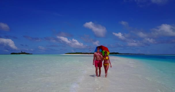 Joven Pareja Encantadora Descansando Disfrutando Vacaciones Playa Cerca Del Océano — Vídeo de stock