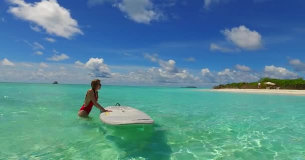 Bela Mulher Com Paddleboard Oceano — Vídeo de Stock